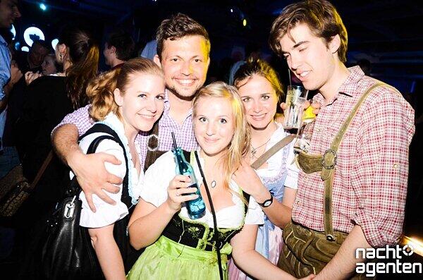 Auffallend viele Partygänger in Tracht beim "Hasenalarm" im Max un Moritz. Und auch sonst gin?s heiß her. Mehr Bilder finden Sie unter: www.nachtagenten.de