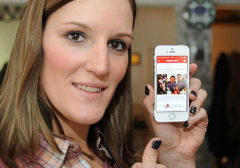 Stolz hält Marias Schwester Susanne die AZ-App mit der Meldung in die Kamera...