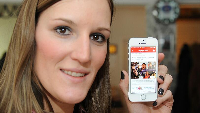Stolz hält Marias Schwester Susanne die AZ-App mit der Meldung in die Kamera... Stolz hält Marias Schwester Susanne die AZ-App mit der Meldung in die Kamera...