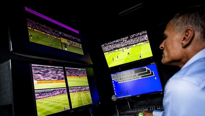 Der Videobeweis wird wohl auch inder Bundesliga testweise eingeführt. Der Videobeweis wird wohl auch inder Bundesliga testweise eingeführt.