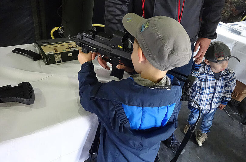 Am Tag der Bundeswehr ließen die Soldaten kleine Kinder mit Waffen hantieren.