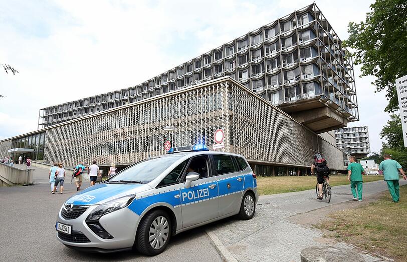 Die Bilder vom Polizeieinsatz am Benjamin-Franklin-Krankenhaus in Berlin.