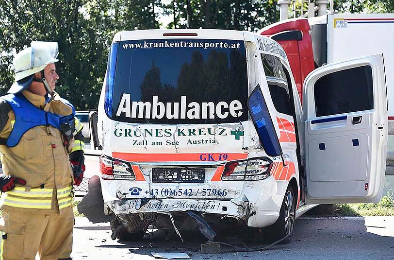 Auf der A99 krachte ein VW-Transporter in ein Ambulanzfahrzeug aus Österreich. Die Bilder.
