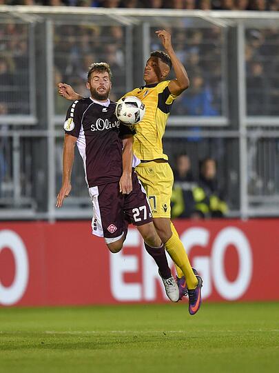 FELIX UDUOKHAI NOTE 2: Startelfdebüt. Wurde früh verwarnt, hielt dem Druck aber stand: Kein Bock, sondern eine starke Leistung mit mehreren wichtigen Rettungstaten. Übernahm sogar im Elfmeterschießen Verantwortung - und traf mit etwas Glück ins Schwarze. Darf wiederkommen.