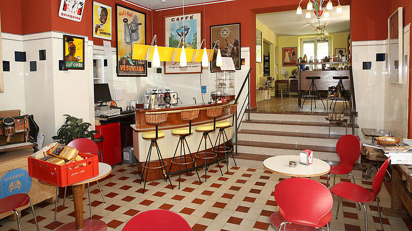 Plakate, Maschinen, im Café Hausbrandt hängen und stehen etliche davon &ndash; das ist nun vorbei.