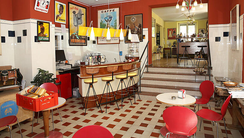 Plakate, Maschinen, im Café Hausbrandt hängen und stehen etliche davon &ndash; das ist nun vorbei.