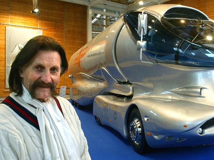 Luigi Colani auf der "IAA Nutzfahrzeuge" 2002 mit seiner Version eines besonders aerodynamischen Lastwagens.