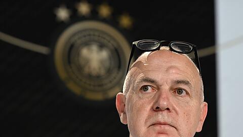 DFB-Präsident Bernd Neuendorf spricht auf einer Pressekonferenz.