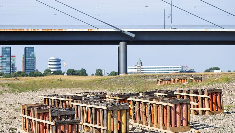 Die Abschussvorrichtungen für das Feuerwerk der Rheinkirmes stehen auf den Rheinwiesen. Die Polizei prüft jetzt, ob eine umgekippte Halterung für das Unglück verantwortlich ist.