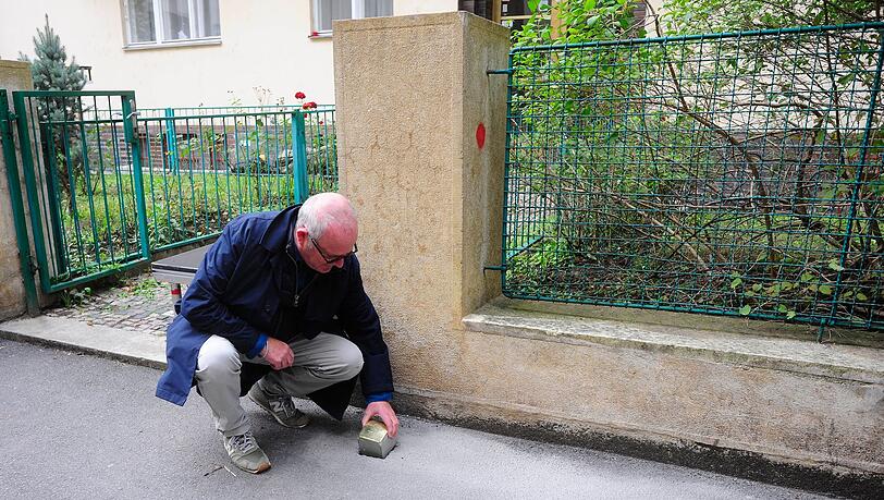 Gregory Tigrid hält den Stolperstein für seinen Vater Pavel Tigrid. In Prag erinnert vor dem Haus Kouřimská 5 ein neuer Stolperstein an den tschechischen Schriftsteller und Ex-Kulturminister Pavel Tigrid (1917-2003). Gregory Tigrid hält den Stolperstein für seinen Vater Pavel Tigrid. In Prag erinnert vor dem Haus Kouřimská 5 ein neuer Stolperstein an den tschechischen Schriftsteller und Ex-Kulturminister Pavel Tigrid (1917-2003).