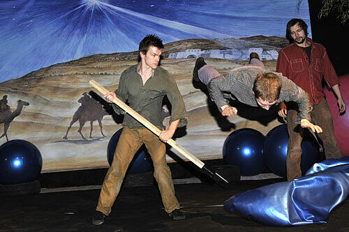 Der finnische Circo Aereo zeigt vorab am Donnerstag (11.11.2010) im Rahmen einer Pressekonferenz eine akrobatische Ballnummer vom Tollwood Winterfestival auf der Münchner Theresienwiese (Oberbayern).