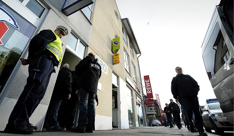 Bei dem Wohnungsbrand mit vier Toten in rheinischen Langenfeld handelt es sich offenbar um ein Familientragödie. Die Polizei verdächtigt nach ersten Ermittlungen den Familienvater, das Feuer am Freitagmorgen gelegt zu haben.