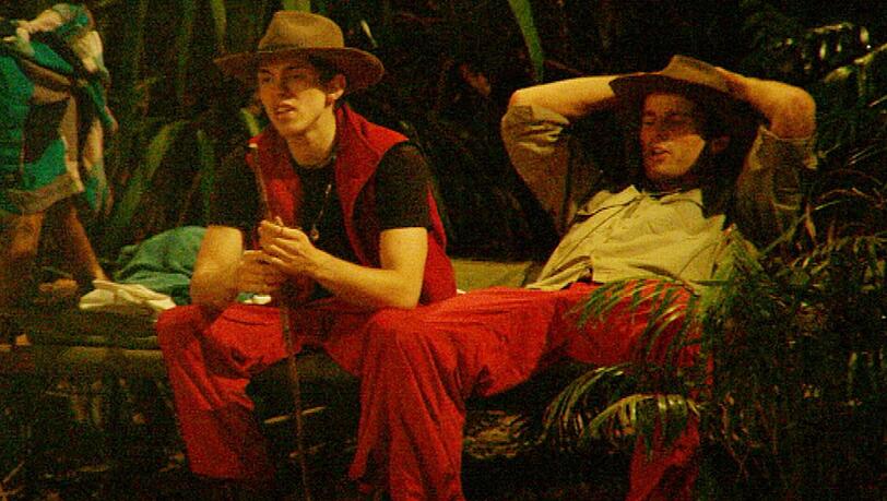 Patrick Nuo wird es nach den Fragen von Olivia und Fiona zu bunt. Er zieht sich zu Joey Heindle auf eine der oberen Liegen zurück.