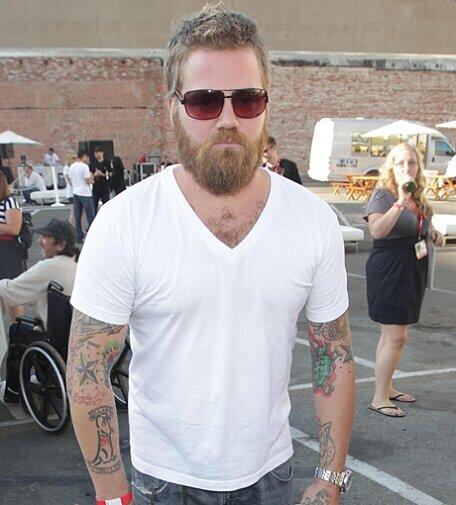 Ein Leben auf der Überholspur: Ryan Dunn war nicht nur in den MTV-Shows &bdquo;Jackass&ldquo; und &bdquo;Viva La Bam&ldquo; ein Draufgänger - auch privat machte er gerne einen drauf. Wenige Stunden vor seinem tödlichen Autounfall postete Dunn Bilder auf Twitter, die ihn gemeinsam mit Freunden beim Trinken zeigen. Wenige Stunden später kollidierte der Porsche des Stars mit einem Baum und ging in Flammen auf. Anstatt der erlaubten 89 Stundenkilometer zeigte sein Tacho 225 Sachen an, als er in den Baum raste. Dunn starb am 20. Juni 2011.