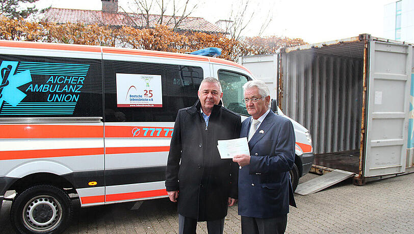 Peter Aicher (l.) und Reinhard Mayer beim Verladen des Sanitätswagens in den Übersee-Container. Peter Aicher (l.) und Reinhard Mayer beim Verladen des Sanitätswagens in den Übersee-Container.