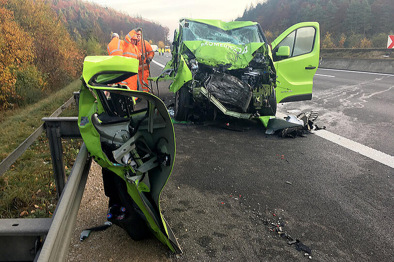 Mit schwerem Gerät musste die Feuerwehr die Insassen des Kleintransporters befreien.
