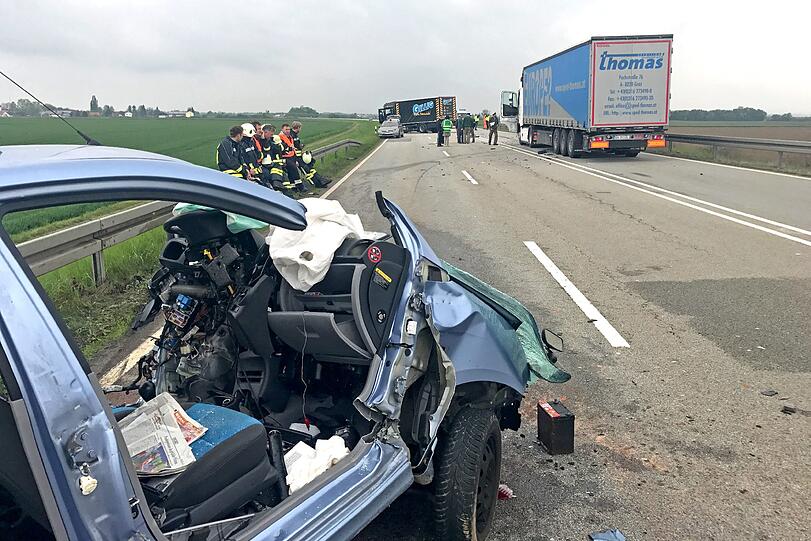 Ein 48-Jähriger stirbt bei einer Frontalkollision mit einem Lkw.
