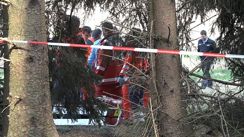 Das abgestürzte Kleinflugzeug ist im Anschluss völlig ausgebrannt.