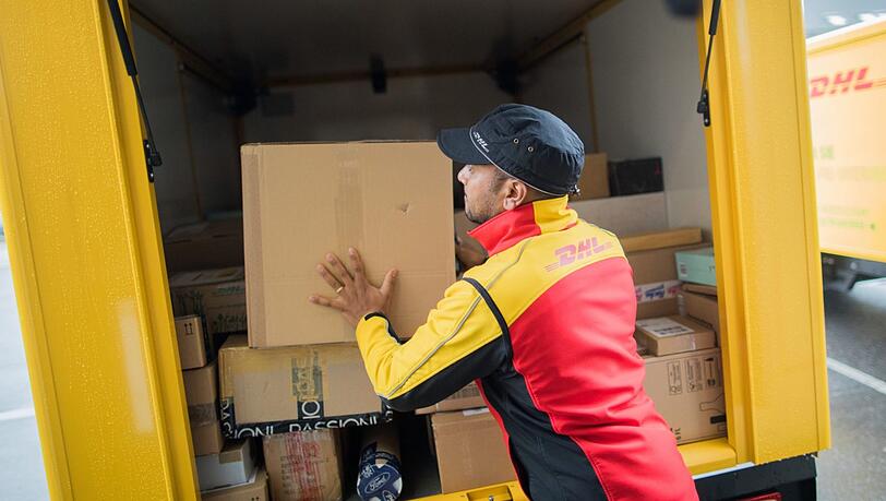 Mit "Mobile Retoure" will die DHL den Umgang mit Retoure-Sendungen vereinfachen. (Symbolfoto) Mit "Mobile Retoure" will die DHL den Umgang mit Retoure-Sendungen vereinfachen. (Symbolfoto)