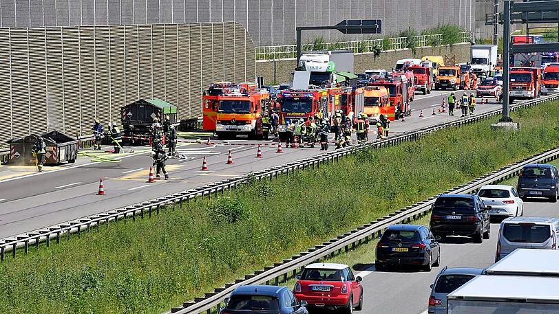 Ein Gefahrgut-Lkw ist in Brand geraten. Auf der A99 kommt es zu einem großen Stau.
