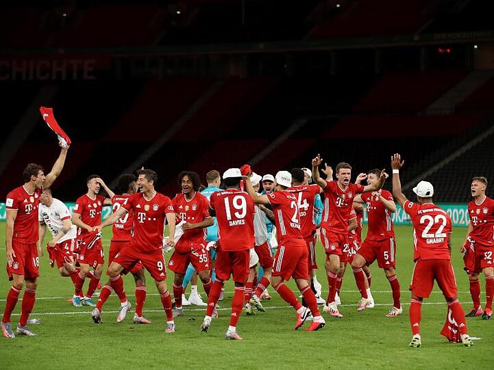Die Mannschaft des FC Bayern jubelt über den Sieg. Foto: Alexander Hassenstein/Getty Images Europe/Pool/dpa