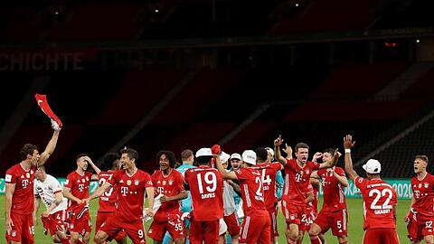 Die Mannschaft des FC Bayern jubelt über den Sieg. Foto: Alexander Hassenstein/Getty Images Europe/Pool/dpa