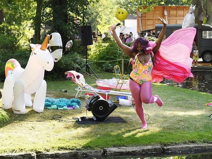 Performance am Weiher vor dem Festspielhaus: Dragperformer Le Gateau Chocolat.