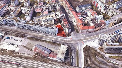 An der Orleansstraße (rot gefärbt) wird neu gebaut. Das Haus Kirchenstraße 96 (r.) wird aufgestockt.
