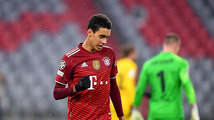 Jamal Musiala lief gegen Barcelona im defensiven Mittelfeld auf.