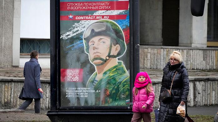 Rekrutierungsplakat der Armee mit der Aufschrift "Militärdienst unter Vertrag in den Streitkräften". Eine Kampagne zur Aufstockung der russischen Truppen in der Ukraine mit mehr Soldaten scheint wieder im Gange zu sein.