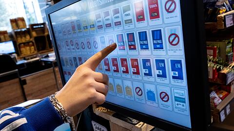 Das Display eines Zigarettenautomaten.
