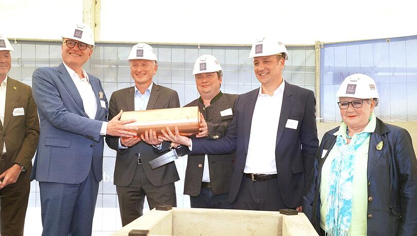 Die Zeitkapsel, v. l.:. Züblin-Chef Stephan Keinath, André Heimrich, Bezirkschef Florian Ring, Strabag-Leiter Kersten Waltz, Bezirks-Co-Chefin Christiane Hacker. Die Zeitkapsel, v. l.:. Züblin-Chef Stephan Keinath, André Heimrich, Bezirkschef Florian Ring, Strabag-Leiter Kersten Waltz, Bezirks-Co-Chefin Christiane Hacker.