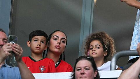 Georgina Rodríguez verfolgte Portugals Spiel gegen Georgien von der Tribüne.