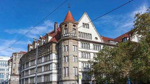 Einst das bedeutendste Kaufhaus in ganz Süddeutschland: 1905 ist das Gebäude als Warenhaus Hermann Tietz am Bahnhofplatz eröffnet worden. Später hieß es jahrzehntelang Hertie, zuletzt Karstadt. Nun wird es verkauft.