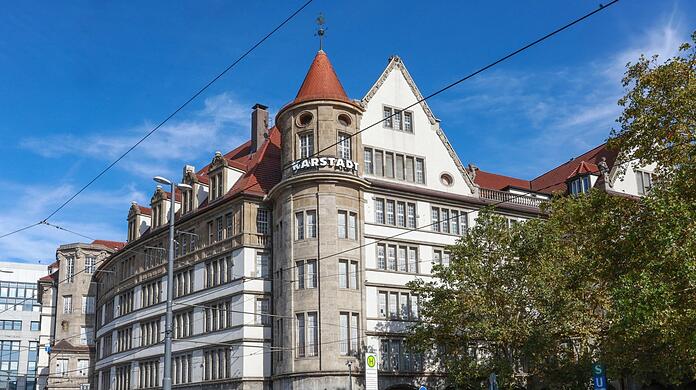 Einst das bedeutendste Kaufhaus in ganz Süddeutschland: 1905 ist das Gebäude als Warenhaus Hermann Tietz am Bahnhofplatz eröffnet worden. Später hieß es jahrzehntelang Hertie, zuletzt Karstadt. Nun wird es verkauft.