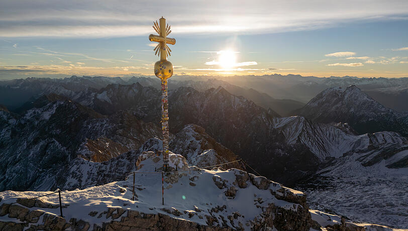 Das Zugspitz-Gipfelkreuz. Bis Ende November soll es auf seinen Platz auf Deutschlands h&ouml;chstem Berg zur&uuml;ckkehren.