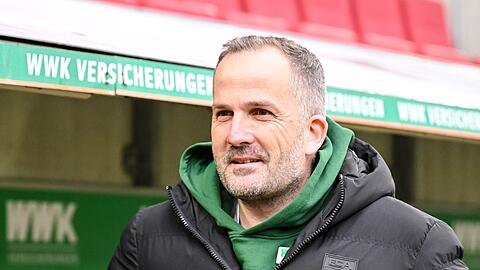 Trainer Manuel Baum will sich mit seinem FC Augsburg in Leipzig f&uuml;r das 0:6 der Hinrunde revanchieren. (Archivbild)