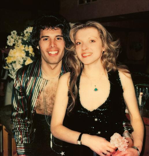 Mary Austin mit Freddie Mercury 1979: „Ich liebte ihn damals, wie man jemanden liebt, wenn man jung ist - ohne Strategie und ohne Angst davor, was kommen mochte“, schreibt sie in ihrem Buch. Mary Austin mit Freddie Mercury 1979: „Ich liebte ihn damals, wie man jemanden liebt, wenn man jung ist - ohne Strategie und ohne Angst davor, was kommen mochte“, schreibt sie in ihrem Buch.