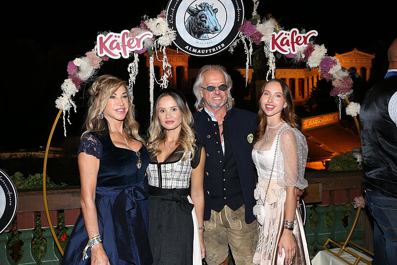 Carmen Geiss mit den T&ouml;chtern Davina Shakira, Shania Tyra und Ehemann Robert