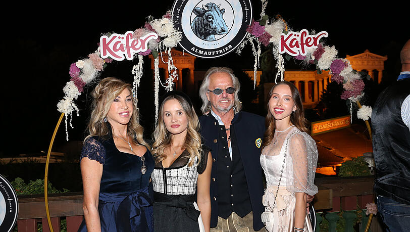 Carmen Geiss mit den Töchtern Davina Shakira, Shania Tyra und Ehemann Robert Carmen Geiss mit den Töchtern Davina Shakira, Shania Tyra und Ehemann Robert