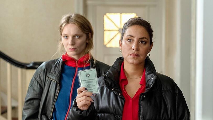 "Tatort: Unter Freunden": Mila Sahin (Almila Bagriacik, v.) und ihre neue Kollegin Anna Nowak (Lilith Stangenberg). "Tatort: Unter Freunden": Mila Sahin (Almila Bagriacik, v.) und ihre neue Kollegin Anna Nowak (Lilith Stangenberg).