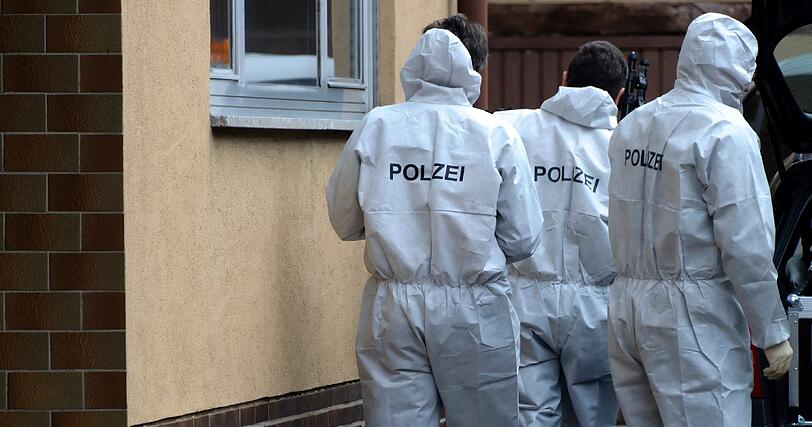 Der Hausbesitzer und eine Gerichtsvollzieherin waren nach den
bisherigen Erkenntnissen am Montagmorgen bei dem Mieter erschienen,
um eine Räumungsklage zu vollstrecken.
