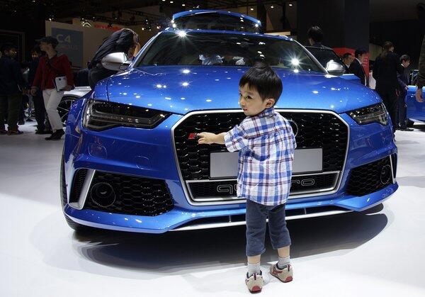 Ein kleiner Junge vor dem großen Audi RS6.