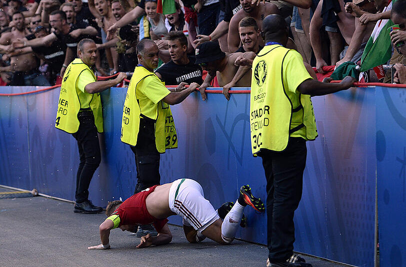 Kniefall vor den ungarischen Fans.