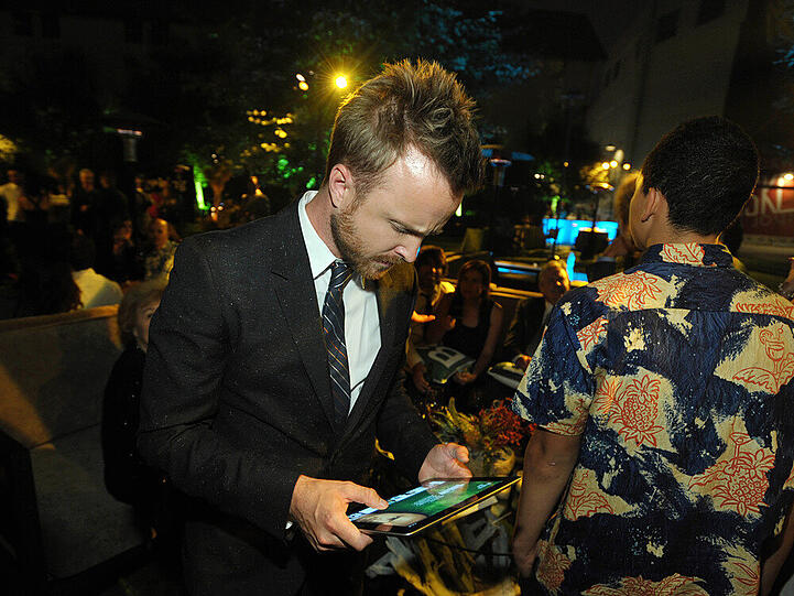 Ob das sicher ist? "Breaking Bad"-Star Aaron Paul nutzt auch auf dem roten Teppich das Tablet