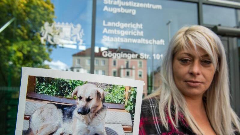 Die Hundebesitzerin steht mit einem Foto ihres Hundes Maja vor dem Strafgerichtsgebäude. Foto: Stefan Puchner/dpa Die Hundebesitzerin steht mit einem Foto ihres Hundes Maja vor dem Strafgerichtsgebäude. Foto: Stefan Puchner/dpa