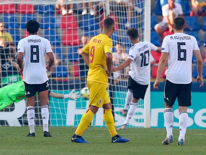 Luca Waldschmidt (2.v.r.) erzielt das Tor zum 2:2.