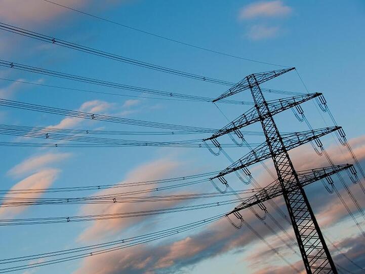 Die Netzentgelte, die rund ein Viertel des Strompreises ausmachen, werden laut Prognose im kommenden Jahr ebenfalls ansteigen.