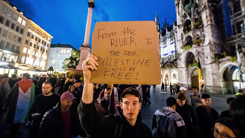 "From the river ro the sea" vor wenigen Tagen am Marienplatz. Die Parole bedeutet, dass Palästina "vom Fluss bis zum Meer" reichen soll – und der Staat Israel aufhören zu existieren.