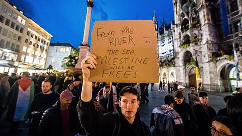 "From the river ro the sea" vor wenigen Tagen am Marienplatz. Die Parole bedeutet, dass Palästina "vom Fluss bis zum Meer" reichen soll – und der Staat Israel aufhören zu existieren.